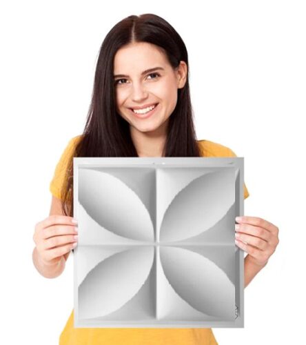 mujer sosteniendo un modelo PVC panelesdecorativos.com.mx